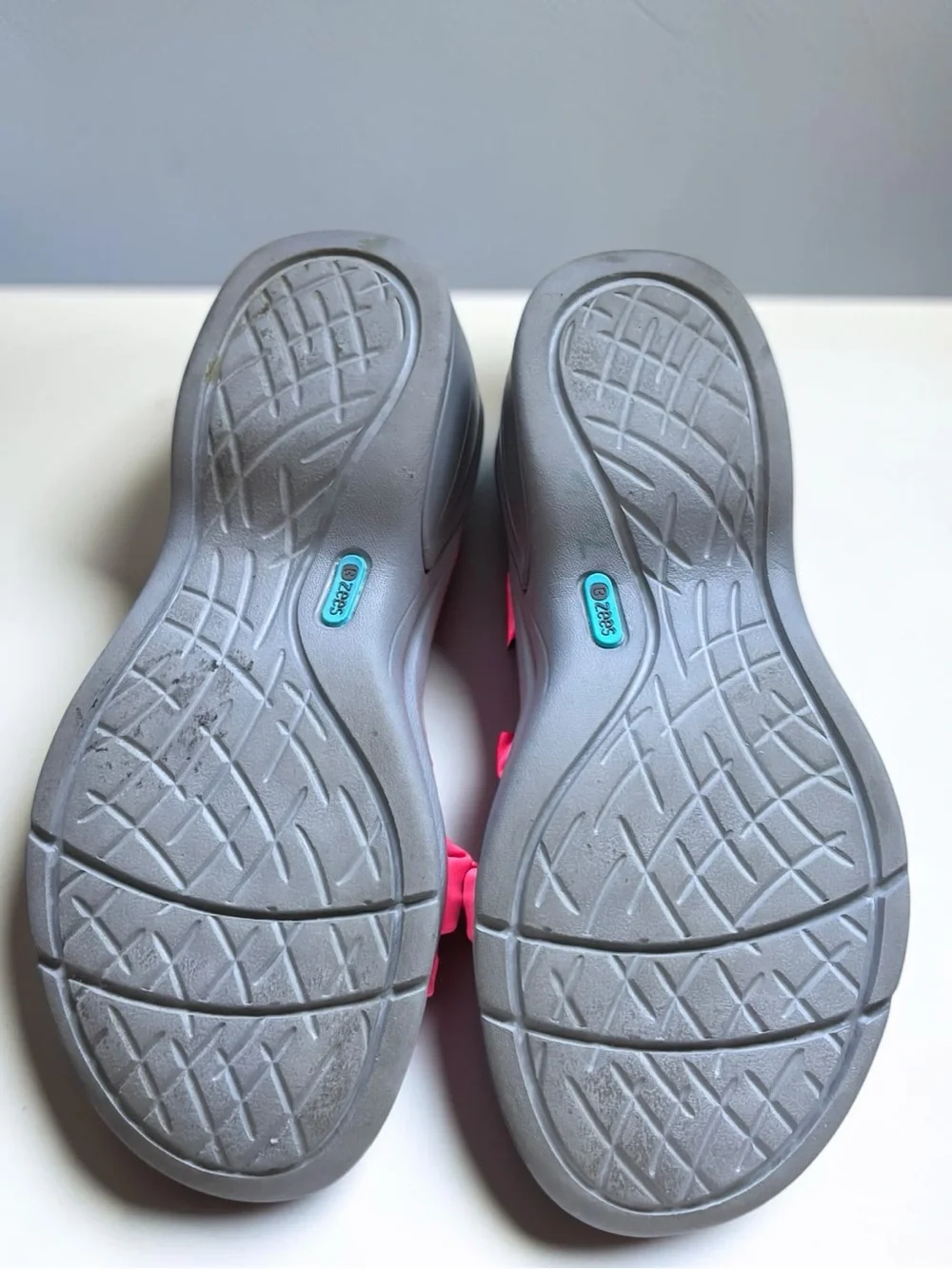 Bzees Knockout Women’s Size 9 Hot Pink Crisscross Wedge Comfort Sandals